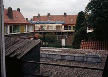 835072 Gezicht op uitbouw van dakkapellen aan de achtergevels van huizen aan de Sparstraat te Utrecht vanaf het balkon ...